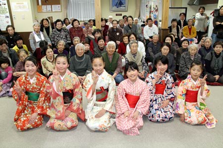 集まったお年寄りと子どもたちで記念撮影