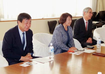 三条市の水道お客様センターの業務を受託する特定共同企業の三社の代表、国定市長と歓談