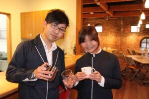 「みんくる」の飲食のチャレンジショップで4月から6月まで「ツバメコーヒー」が出店、サービスを担当する「omame hosino」のスタッフ