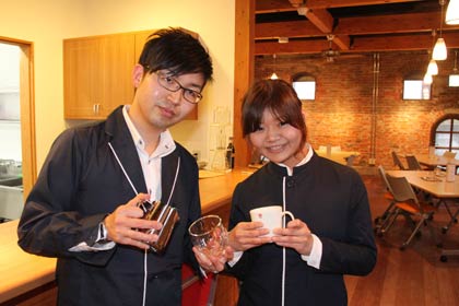 「みんくる」の飲食のチャレンジショップで4月から6月まで「ツバメコーヒー」が出店、サービスを担当する「omame hosino」のスタッフ