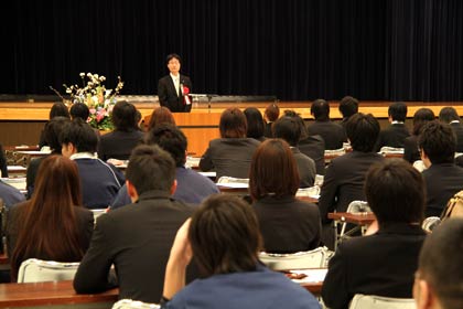4日に燕市で開かれた平成25年新規学卒就職者歓迎会