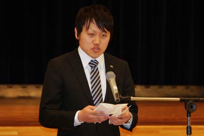 謝辞を述べる新潟ダイヤモンド電子に就職した松井さん