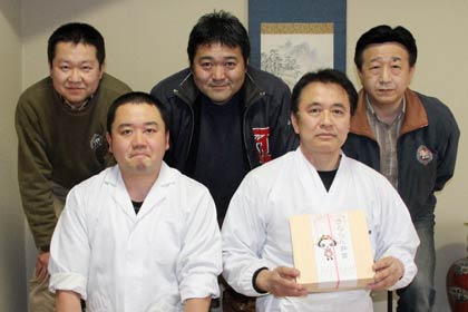 4日の最終打ち合わせに参加した料理研究会「虹の会」の会員、前列右が会長の小川さん
