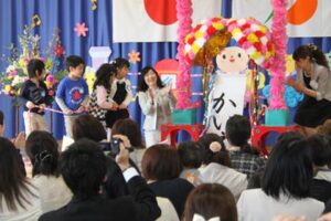 5日行われた燕南こども園の開園式のくす玉割り