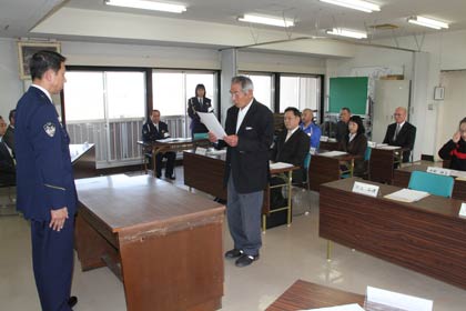 燕署で地域交通安全活動推進委員委嘱状交付式、委嘱された13人を代表して宣誓書を読み上げる川上さん