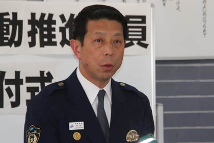 地域交通安全活動推進委員に協力を求める中村署長