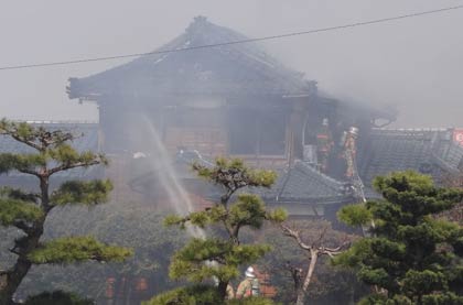 5日昼の三条市大島地内で発生した火災現場