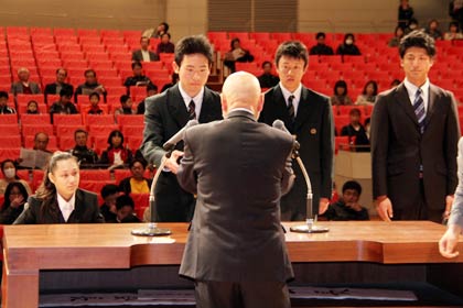 スポーツ栄誉賞の受賞者、左から全国障害者スポーツ大会ぎふ清流大会　陸上スラローム1位の坂田さん、2012北信越かがやき総体自転車競技団体1位の吉田高校3年生の森山さん、3年生滝本さん、それと日本大学に進学した片桐さんの代理
