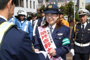第71回分水おいらん道中のおいらん役「染井吉野太夫」の杣木さんを一日交通課長に任命