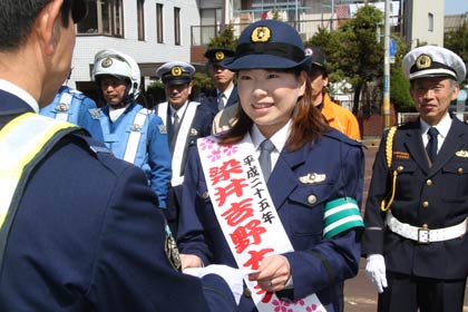 第71回分水おいらん道中のおいらん役「染井吉野太夫」の杣木さんを一日交通課長に任命