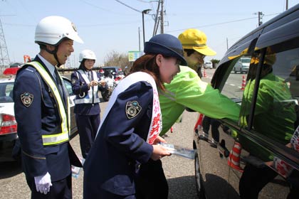熊森待避所に街頭指導所を設置してドライバーに交通安全運動を呼びかける杣木さんと鈴木市長、中村署長