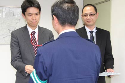 中村署長(中央)からで特殊詐欺被害防止の缶バッジを受け取る第四銀行燕支店の田辺副支店長(右)と燕郵便局の岩崎誠窓口営業部部長(左)