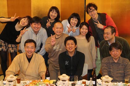 サプライズパーティーで課の仲間たちに囲まれた池田君