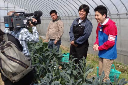  NHKの番組「あさイチ」の取材を受ける燕三条イタリア野菜研究会、飯塚副会長と番組の山田アナウンサー