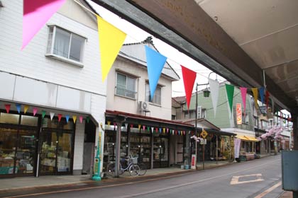 第71回分水おいらん道中にあわせて上諏訪商店街「共和会」が商店街の軒下に飾った三角旗