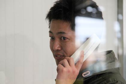 出発ラウンジで「おなごりコール」でロビーの見送りの人たちと話す池田君
