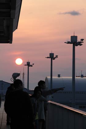 池田君を載せた飛行機は夕焼けの空の中へ