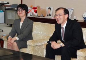 県央基幹病院基本構想策定委員会の委員長に決まっている燕ｓ労災病院の鈴木病院長(右)と独立行政法人労働者健康福祉機構の上家理事