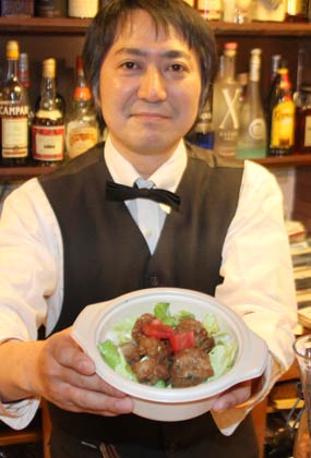 分水おいらん道中の「つばめるしぇ」で「noanoa」が出店、販売する「とりにくのレモン和え丼」と店主の石橋さん