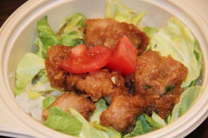 ご飯ものにアレンジしてできた「とりにくのレモン和え丼」