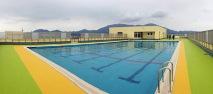 燕市内の小学校で初めての屋上プール
