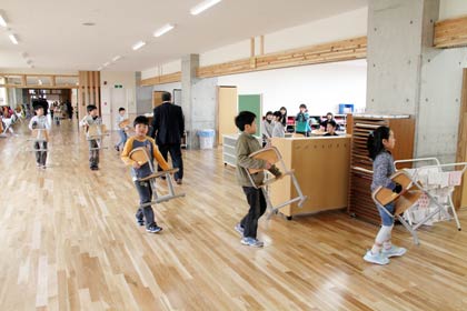教室と廊下の仕切りをなくしたオープンスペース