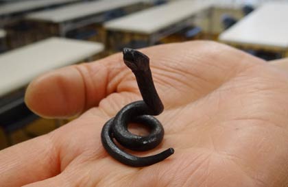 14日の三条鍛冶道場「へびづくり講座」で和釘の製法で作るえとのヘビの見本