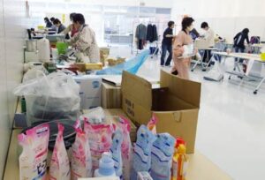 14日に三条市東公民館で開かれる第16回チャリティーバザールを前に会場で値付けなどを行う国際ソロプチミスト新潟－茜