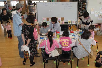 13のブースに親子連れがどっと押し寄せた燕市児童研修館「こどもの森」