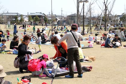燕市交通公園はゴールデンウイーク並みの人出