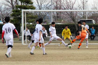第13回NBC会員交流サッカー大会 in 燕三条の決勝の燕三条JC対新潟JC戦、白いユニホームが燕三条JC