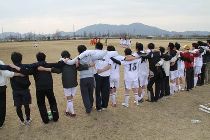 決勝はPK戦にもつれ込み燕三条JCは肩を組んでPK戦の勝利を祈ったが…