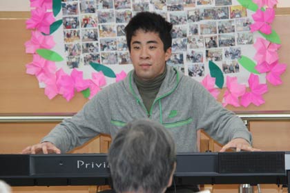  コンサートでセッションする石月誠人さん、昨年3月に「つばめ第2デイサービスセンター」での演奏の写真