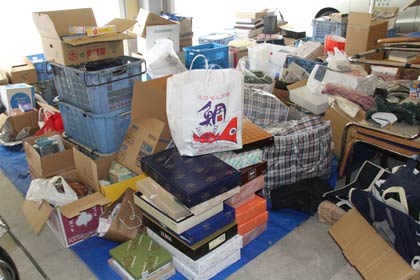 不用品販売用に寄せられた大量の物品