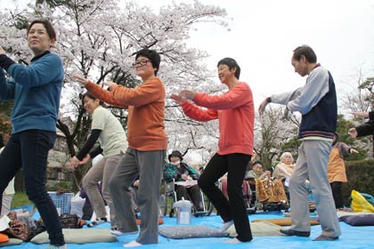 「三条おけさ」で踊りの輪をつくる