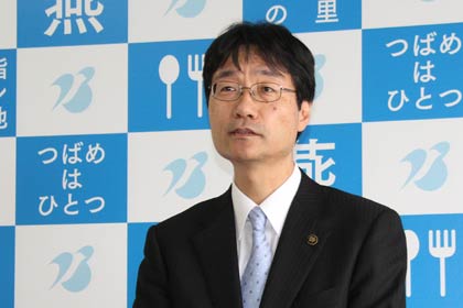 17日、臨時記者会見を行う鈴木力燕市長