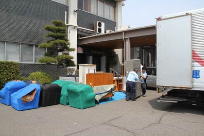  17日、吉田庁舎から新庁舎へ運ぶ備品をトラックに積み込む業者