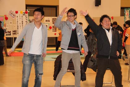 2013年3月2日開かれた「元気まつり2013」で、はにかみながらにこっち体操をする岡本君