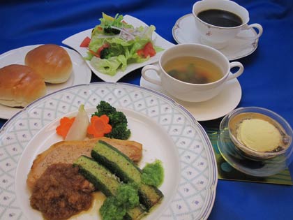 「レストラン メッセピア」が始めた平日のランチメニュー「デイリーランチ」の月曜の「キュウリのステーキランチ」など