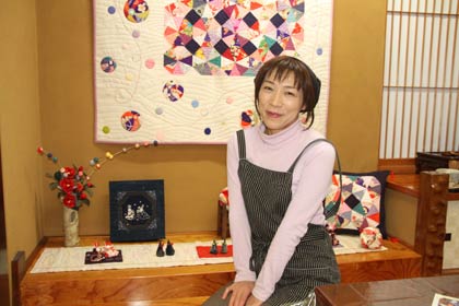 初めての和ミニキルト展を開いている寿司店「惣六」、おかみさん小柳千春さん