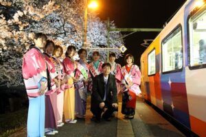 分水駅で初めて運行された臨時列車「分水夜桜号」とおいらん役、ほうかん役と鈴木燕市長