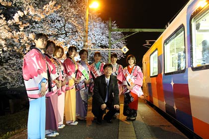 分水駅で初めて運行された臨時列車「分水夜桜号」とおいらん役、ほうかん役と鈴木燕市長