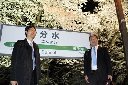 鈴木燕市長(左)と時田燕三条駅局長のツーショット