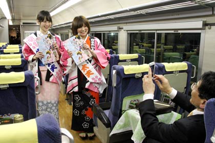 車内で分水おいらん道中をPRするおいらん役