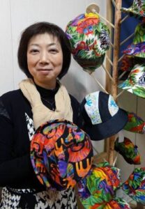 加茂市の創作帽子作家、坂上一美さんが「あとりえきっか」で初めての展覧会「『帽子屋』にゃんDEシャポー」