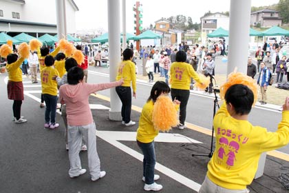  利用者らによるダンスや音楽演奏の披露も