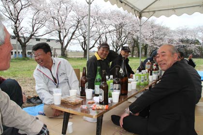 地元自治会は花見で盛り上がる