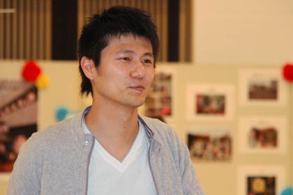 はにかみながらにこっち体操に挑戦