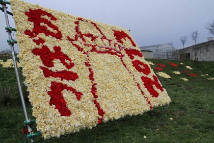 20日、燕市子ども体験活動支援センター「風の子クラブ」の今期の第1回「チューリップアートに挑戦」で作ったチューリップアート