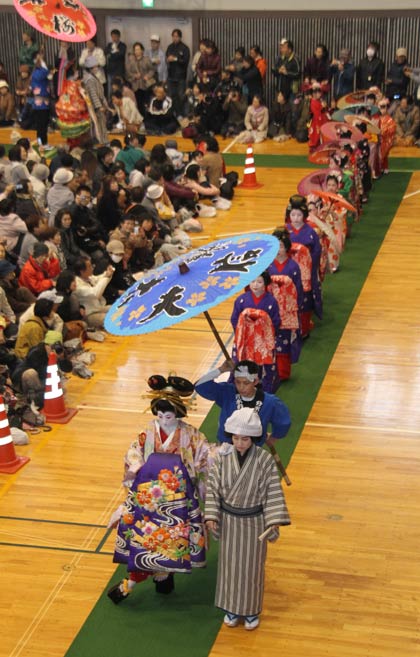 雨のため10年ぶりに分水総合体育館で行われた第71回分水おいらん道中